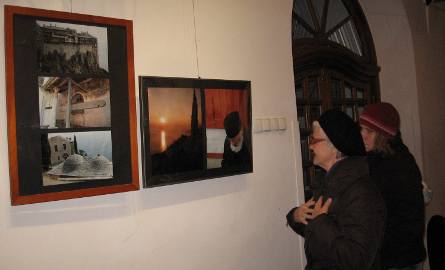 Z zainteresowaniem oglądano wystawę fotografii z Republiki Mnichów.