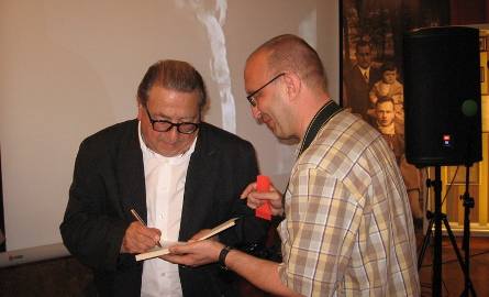 O autograf Jorge Lavveliego poprosił ksiądz Paweł Stępien, znany miłośnik teatru