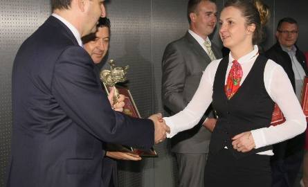 Magdalena Gawlikowska, menedżer karczmy Czarci Max w Moskorzewie odbiera nagrodę dla najlepszego zajadu 2013 roku w województwie świętokrzyskim.