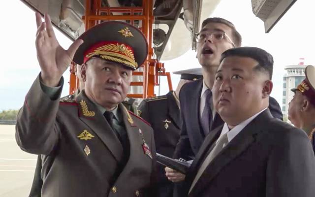 Kim Dzong Un wciąż w Rosji. Omawiał z Siergiejem Szojgu “zacieśnienie współpracy wojskowej”