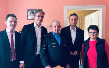 Prezesi Kosiniak-Kamysz i Jarubas z wizyta w Sobowicach u najstarszego Ludowca, 107-letniego Leona Kalety 