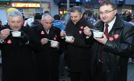 Ciepłą strawą posilają się członkowie zarządu powiatu kieleckiego: starosta Zdzisław Wrzałka, wicestarosta Zenon Janus oraz Bogdan Gierada i Jacek B