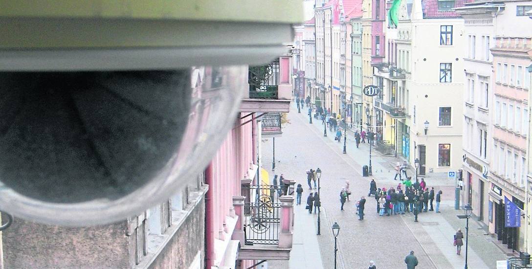 Pierwsze kamery systemu monitoringu wizyjnego Torunia pojawiły się na starówce. Z czasem zostały manotowane także na ulicy Żeglarskiej