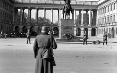 Żołnierze niemieccy przed Pałacem Saskim na pl. Piłsudskiego w Warszawie
