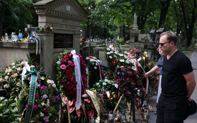 Grób Jerzego Stuhra dzień po pogrzebie tonie w kwiatach. Są też wzruszające akcenty. Wiele osób przychodzi na Cmentarz Rakowicki w Krakowie