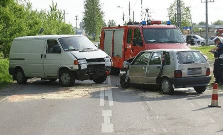 Wypadek na skrzyżowaniu: Volkswagen zderzył się z fiatem. Dwie osoby w szpitalu
