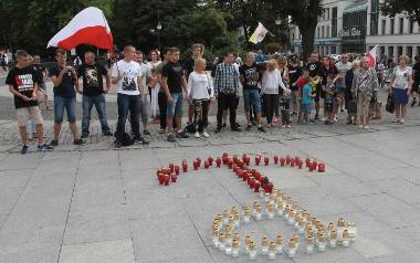 Radomska Młodzież Wszechpolska upamiętniła w „ciszy” poległych w Powstaniu Warszawskim.
