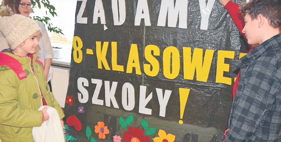 W holu szkoły w Drzonowie zawisł transparent z żądaniem utworzenia w ich miejscowości ośmioletniej podstawówki