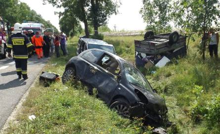 Do wypadku doszło w sobotnie wczesne popołudnie na drodze w Chmielniku. Zderzył się tam bus przewożący ludzi i nissan micra z trzema osobami w środk