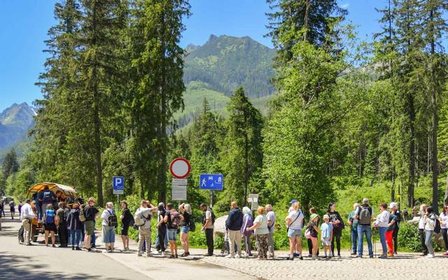 Kolejka turystów do fasiągów. Morskie Oko kusi, pogoda w Tatrach bajeczna. Ale to nie będzie cały pogodny weekend