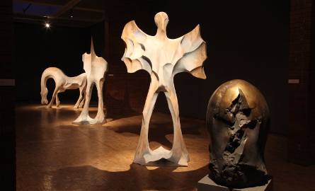 Adam Myjak przedstawił rzeźby w Orońsku