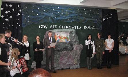 Spektakl poetycko- muzyczny wraz z kolędami przygotowany przez Zofię Krawiec zaprezentowali uczniowie Zakładu Doskonalenia Zawodowego.