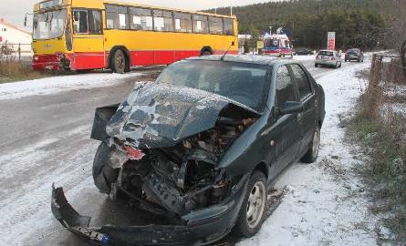 Rozbity fiat po zderzeniu z autobusem miejskim na Chorzowskiej w Kielcach.