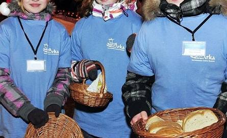 Chleb rozdawały wolontariuszki z „Arki”: Patrycja, Natalia i Ewelina.