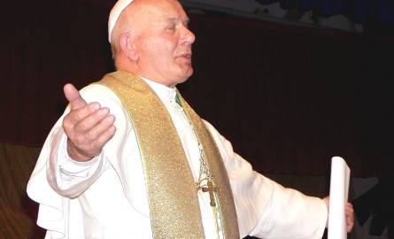 Ksiądz Andrzej grał Papieża w spektaklu "Habemus Papam”...