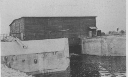Żeby zamaskować Wodny Zamek Niemcy obłożyli go deskami – udawał stodołę