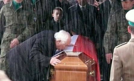 Trumnę syna całuje w strugach deszczu na cmentarzu wojskowym ojciec Przemysława Gosiewskiego.