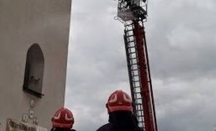 Do gaszenia pożaru dzwonnicy strażacy musieli użyć podnośnika.