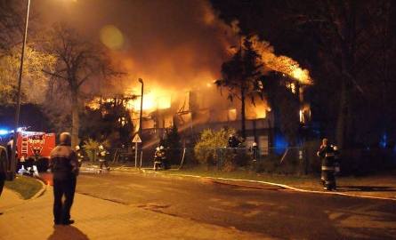 Noc z niedzieli na poniedziałek. Gdy przyjechała straż, dom płonął jak pochodnia. Zamiast gasić, strażacy zaczęli od ratowania ludzi.