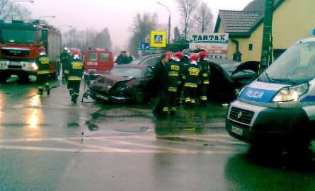 Zderzenie trzech aut na starej siódemce w Suchedniowie. Pięć osób rannych!  