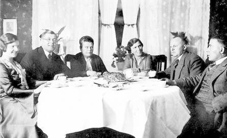 Spotkanie biznesowe wspólników PoFaRo. Od lewej siedzą: Ruth i Willy Jahr, Klara Jahr, Erna Gross, Alois Gross, Anastazy Wasilewski.