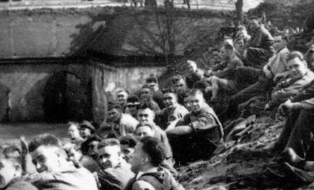 Toruń w latach okupacji był miejscem zsyłki jeńców wojennych różnych narodowości. Na zdjęciu kibicują kolegom w czasie zawodów sportowych
