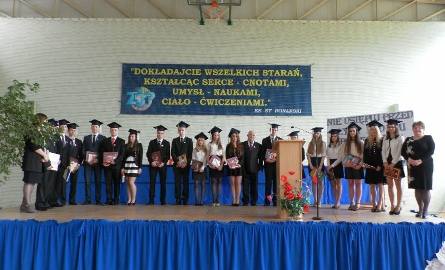 Uczniowie "Konarskiego”, którzy ukończyli szkołę z wyróżnieniem.