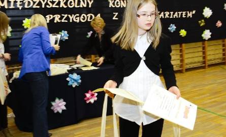 Agnieszka Szpakowska z SP 50 odebrała dyplom i nagrodę za I miejsce.