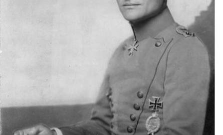 Początkowo służył od czerwca w rozpoznawczym oddziale lotniczym Feldflieger Abteilung 69 na froncie wschodnim, podczas ofensywy Mackensena jako obserwator