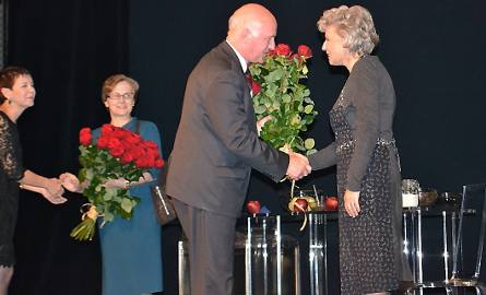 Bukiety czerwonych róż dla Krystyny Jandy (z prawej) i Danuty Wałęsy (w głębi) od prezydenta Grudziądza, Roberta Malinowskiego.