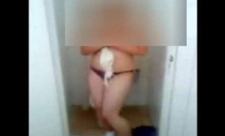 Szok! Nastolatka zrobiła striptiz w szkolnej toalecie. Wśród uczniów krąży film (zdjęcia tylko dla dorosłych)