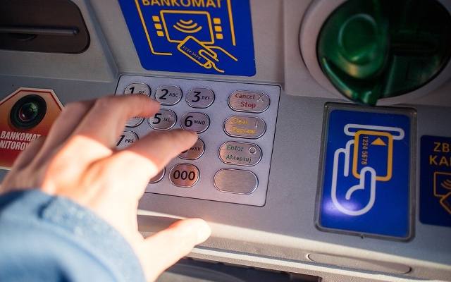 Ile można wypłacić z bankomatu? Oto limity wypłat pieniędzy w popularnych bankach [PKO BP, MBANK, EURONET]