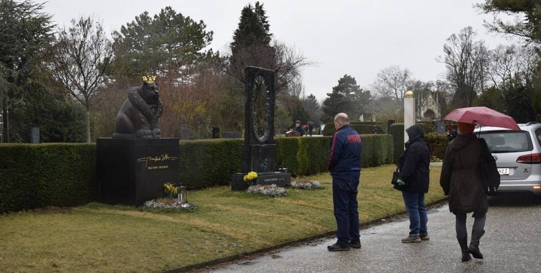 Za kilka dni dni wszyscy spotkamy się na cmentarzach, aby uczcić pamięć naszych zmarłych bliskich. Jak wygląda polski cmentarz wszyscy wiemy. Warto więc