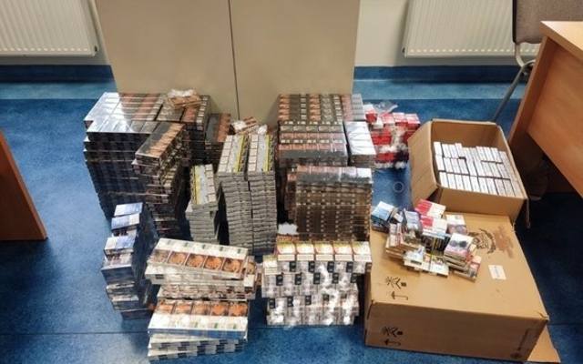 Chrzanów. Policjanci przejęli 60 tysięcy sztuk papierosów bez polskich znaków akcyzy. Zatrzymano 53-latka 