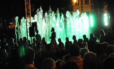Nocny koncert przy fontannie przyciągnął tłumy (wideo)