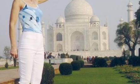 Na uroczym zdjęciu Barbara Ladwiniec-Ściana z Moniek "trzyma za czubek" mauzoleum Tadż Mahal w Indiach. To absolutny cud świata - twierdzi