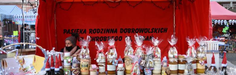 Jarmark bożonarodzeniowy w Żarach. Pierwszego dnia na miejskim rynku sporo kupujących