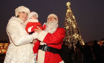 Na Rynek przybył też Święty Mikołaj, czyli Stanisław Bętkowski, ze swoją Śnieżynką- żoną Anetą oraz  Filipkiem.