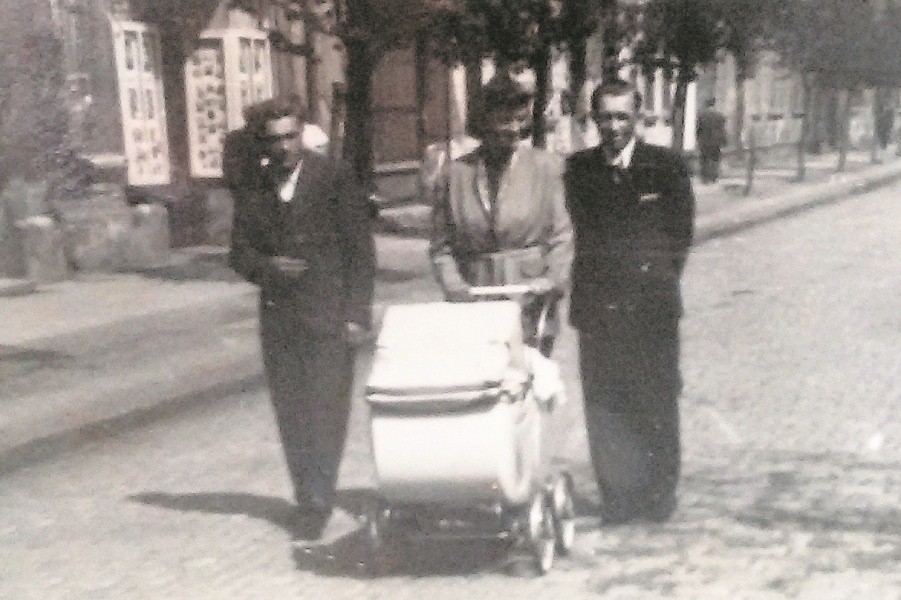 Pan Stanisław z bratem i bratową na spacerze po dzisiejszej ulicy Zjednoczenia w Nowej Soli.