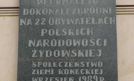Pierwsza tablica upamiętniająca 22 Żydów zamordowanych 12 września 1939 roku przez hitlerowców pojawiła się na kamienicy na Placu Kościuszki w 1989