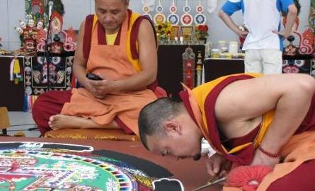 Tybetańscy mnisi też używają nowoczesnych wynalazków cywilizacji. Więcej na ten temat w: MM BIAŁYSTOK