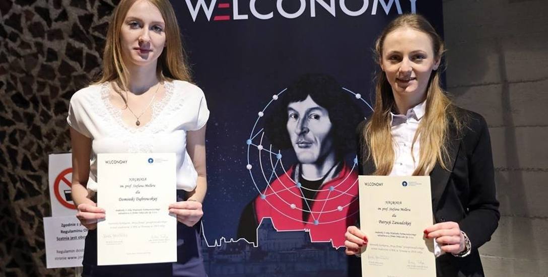 Dominika Dąbrowska i Patrycja Zawadzka (z prawej) nagrodzone za najlepszy studencki biznes 2018 roku