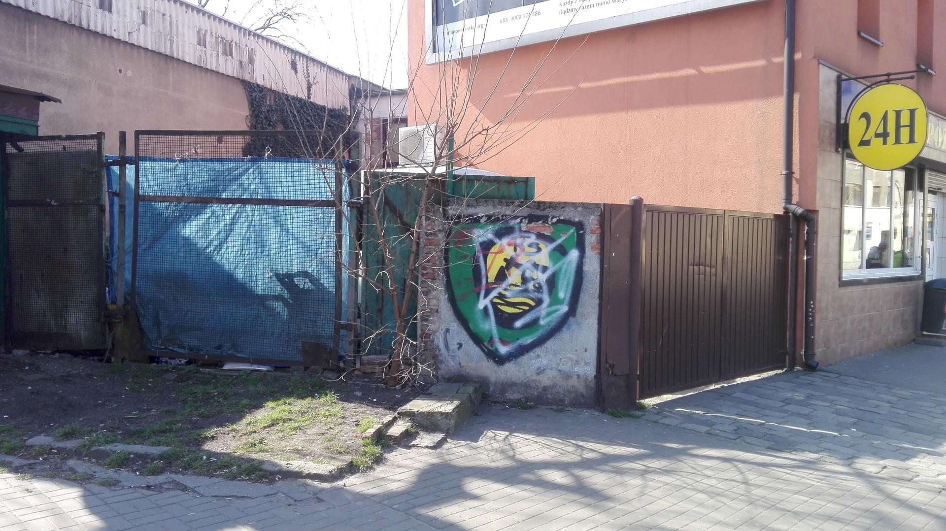 Kibice Ruchu Chorzów i GKS Katowice niszczą graffiti ...