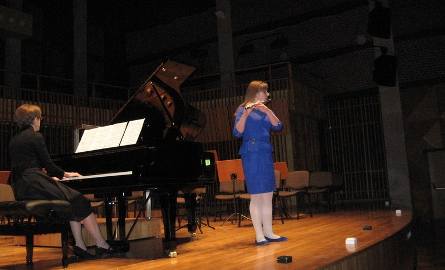 Martyna Nowak zagrała na flecie taniec hiszpański Maurycego Moszkowskiego. Na fortepianie akompaniowała Teresa Makowiecka.
