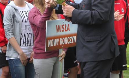 Prezes Świętokrzyskiego Związku Piłki Nożnej Mirosław Malinowski wręcza drużynie Wisły Nowy Korczyn puchar za ósme miejsce.