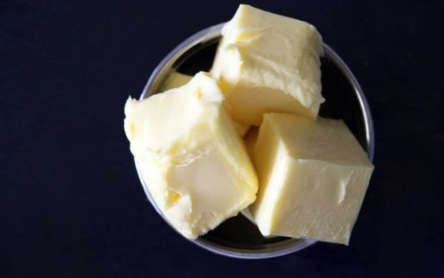 Pokrój masło na małe kawałki, a szybciej osiągnie temperaturę pokojową.