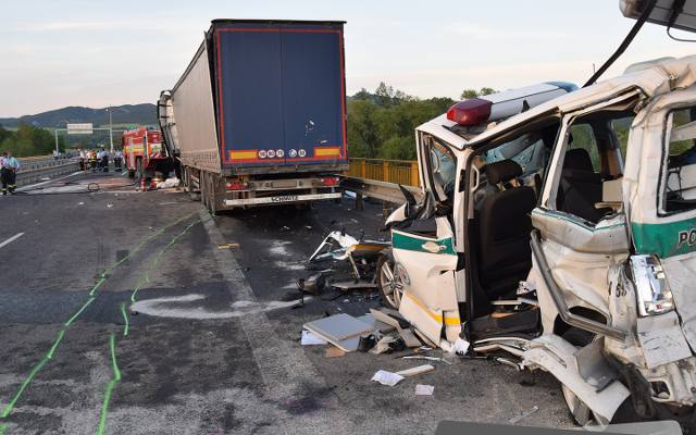 Wypadek polskiej ciężarówki na Słowacji. Nie żyje dwóch strażaków
