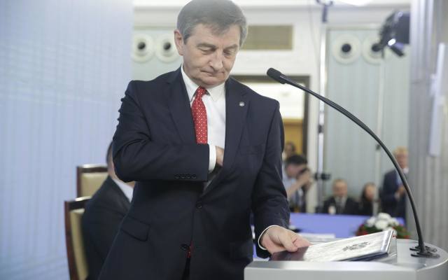 Marek Kuchciński rezygnuje z funkcji marszałka Sejmu pod naciskiem opinii publicznej. 