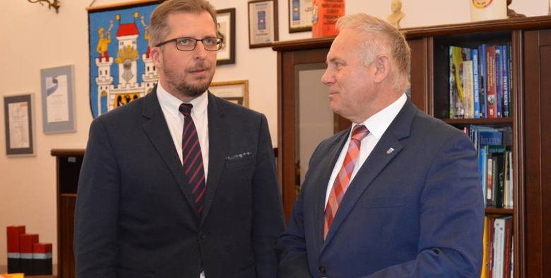 Burmistrz Mirosław Gąsik ze swoim poprzednikiem Józefem Rubachą