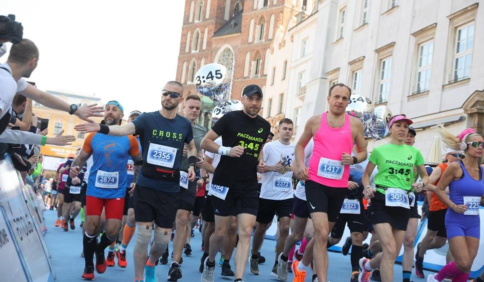 Film do artykułu: Cracovia Maraton 2023. Ponad 5 tysięcy osób wyruszyło na trasę jubileuszowej edycji PIERWSZE ZDJĘCIA